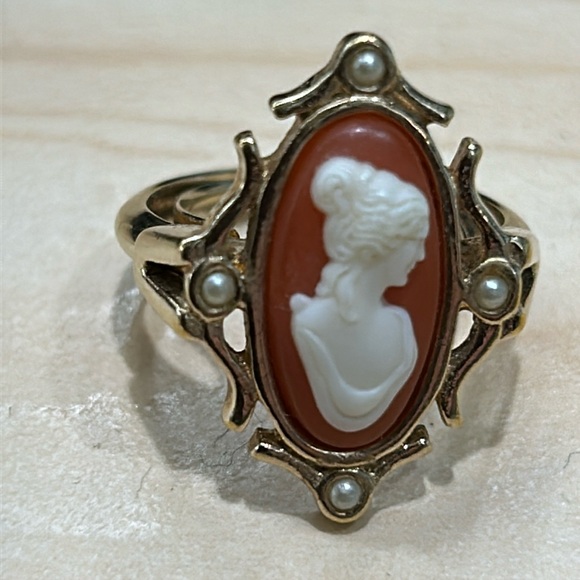 Avon gold tone cameo porcelain ring - Picture 5 of 6